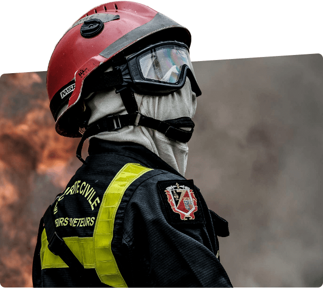Un sapeur-sauveteur équipé pour intervenir sur un feux de forêt